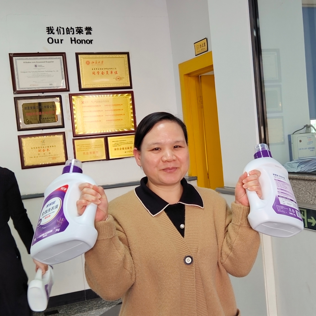 Female employees receive holiday gifts2